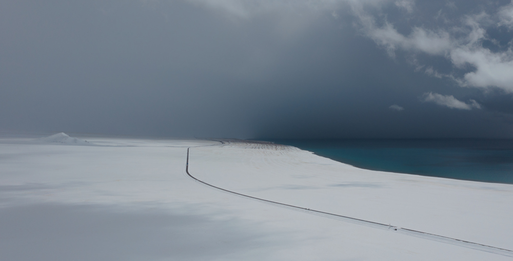 西藏阿里地區(qū)改則縣迎來初雪，銀裝素裹，美如畫卷。