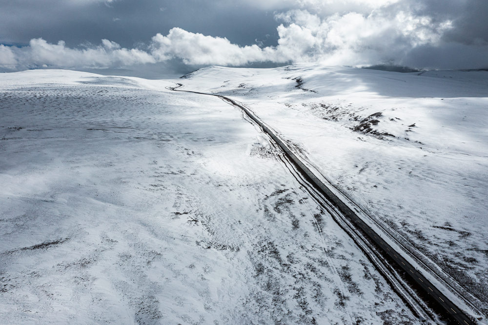 西藏阿里地區(qū)改則縣迎來初雪，銀裝素裹，美如畫卷。