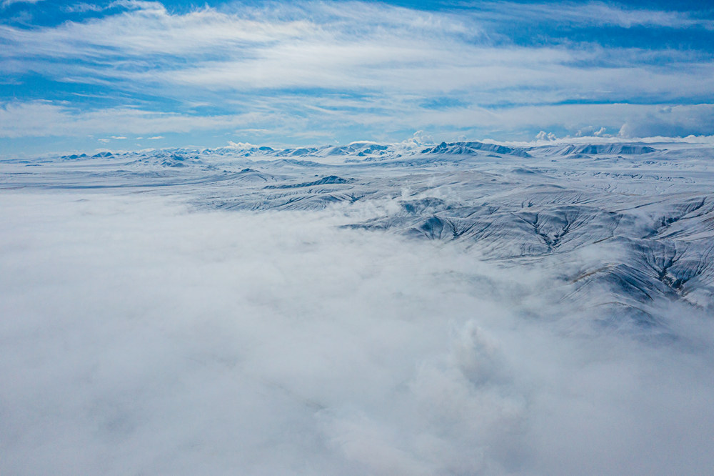 西藏阿里地區(qū)改則縣迎來初雪，銀裝素裹，美如畫卷。