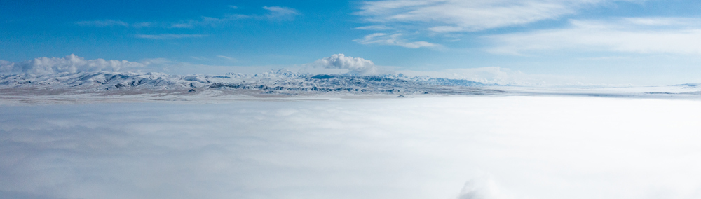 西藏阿里地區(qū)改則縣迎來初雪，銀裝素裹，美如畫卷。