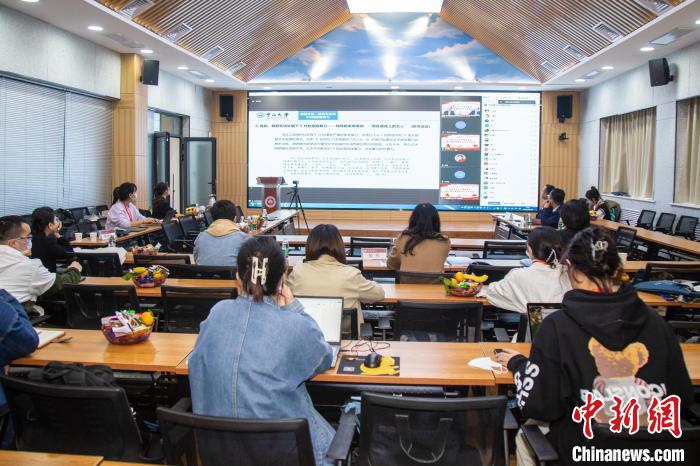 圖為論壇會(huì)議現(xiàn)場(chǎng)。　同東放 攝