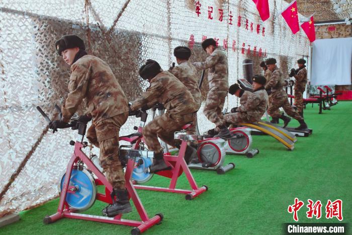 圖為阿里軍分區(qū)某邊防團(tuán)官兵在陽(yáng)光房里鍛煉?！詵| 攝