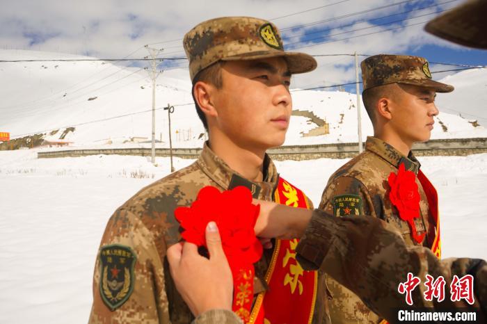 退伍老兵合照留念?！∥鞑厣侥宪姺謪^(qū)某團(tuán)供圖