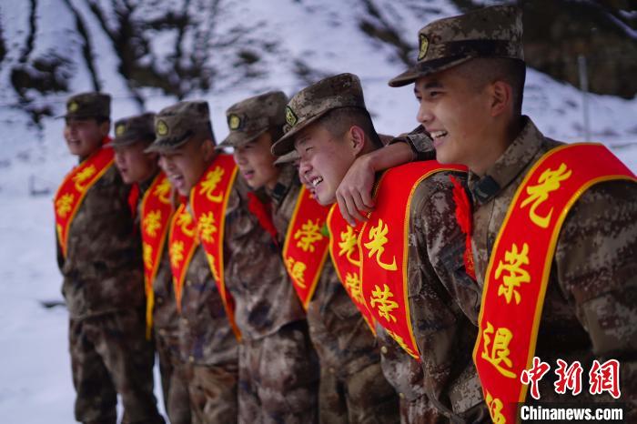退伍老兵合照留念?！∥鞑厣侥宪姺謪^(qū)某團(tuán)供圖