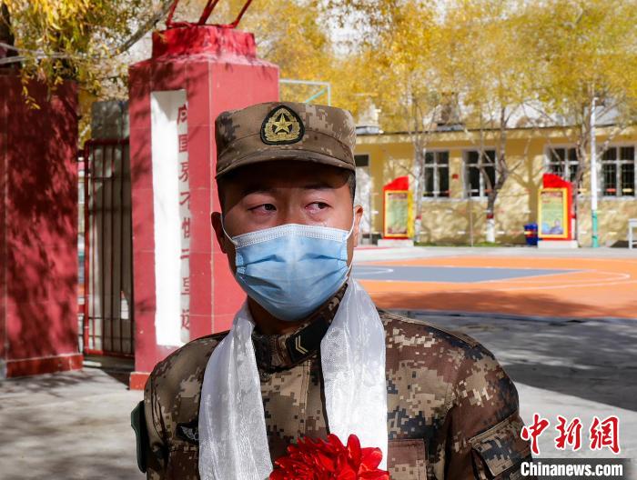 圖為什布奇邊防連退伍老兵臨別前再看一眼連隊(duì)?！詵| 攝
