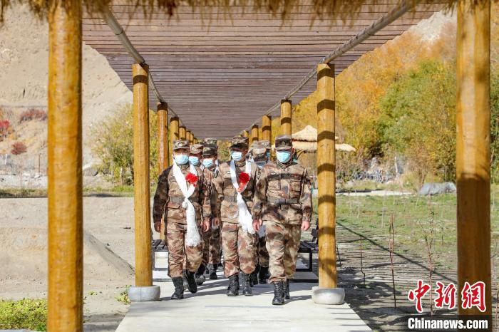 圖為什布奇邊防連退伍老兵臨別前再看一眼連隊(duì)?！詵| 攝