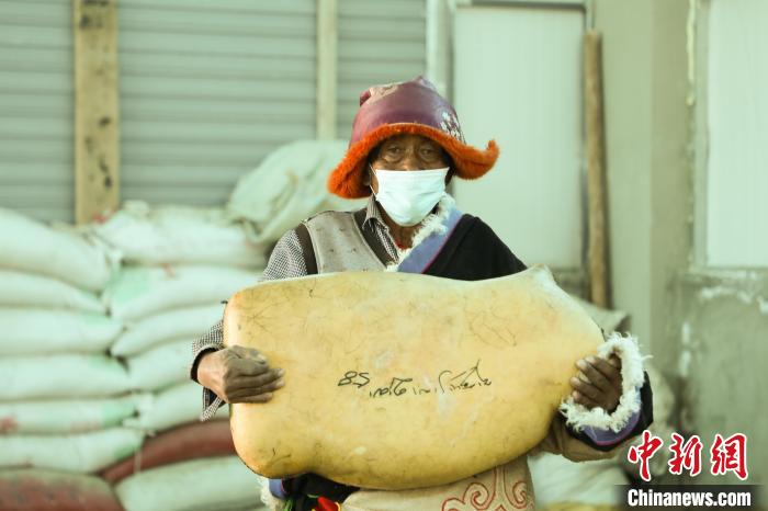 圖為茶措村牧區(qū)改革合作社酥油分紅現(xiàn)場?！∷骼嗜是?攝