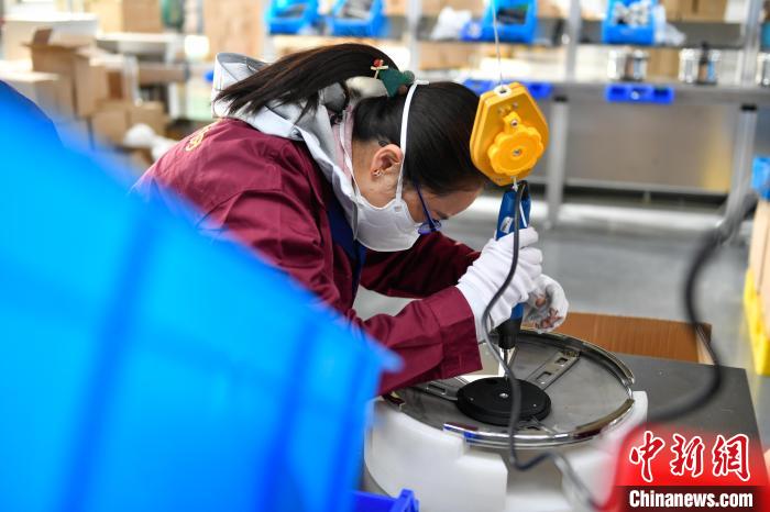 圖為工人正在組裝炊具?！∝暩聛硭?攝