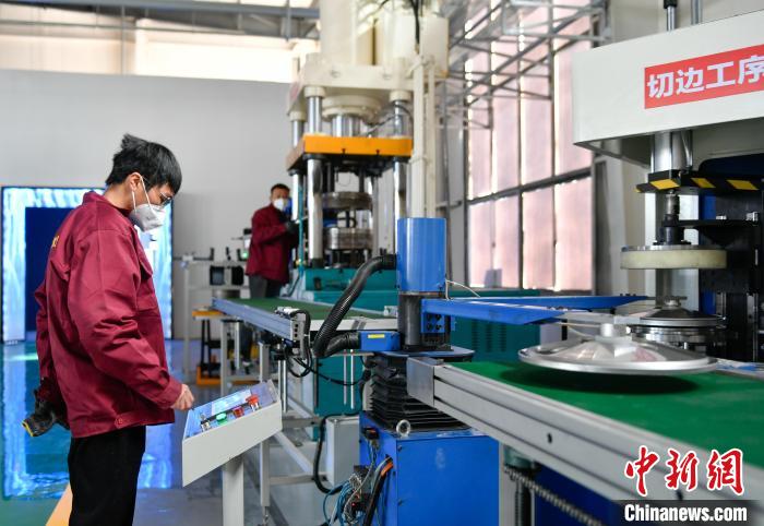 圖為炊具生產(chǎn)線?！∝暩聛硭?攝