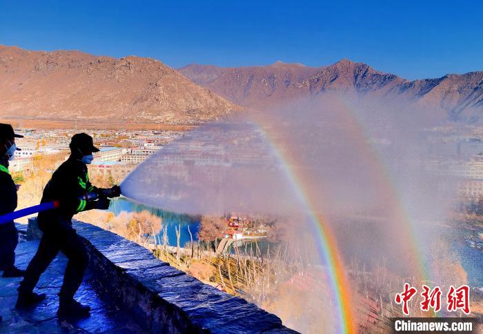 12月6日，布達(dá)拉宮消防救援大隊(duì)在布達(dá)拉宮山體林草區(qū)域開展?jié)窕ぷ?。　劉?攝