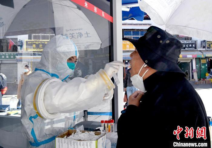 12月7日，拉薩市民正在進行核酸檢測?！±盍?攝