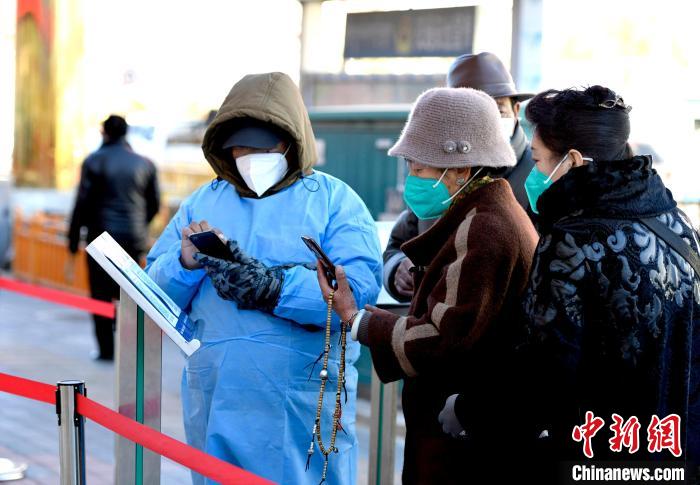 12月7日，拉薩市民掃碼進入銀行辦理業(yè)務?！±盍?攝