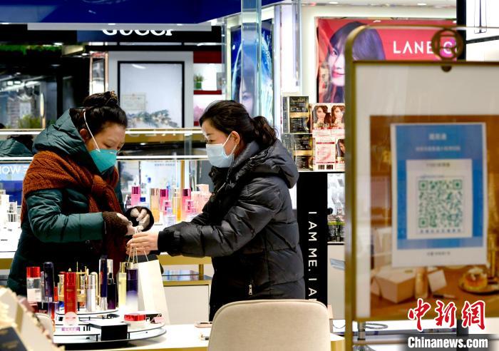 12月7日，拉薩，市民掃碼進入拉薩百貨大樓選購護膚品?！±盍?攝