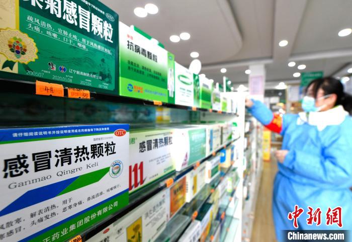 12月7日，拉薩宇拓路一藥店工作人員正在整理店內的感冒類藥品?！±盍?攝