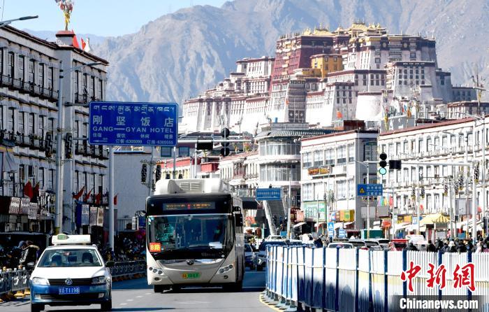 12月7日，一輛公交車從拉薩市城關區(qū)北京東路駛過?！±盍?攝
