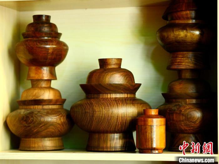 圖為各種木碗成品?！?鄧巴 　攝