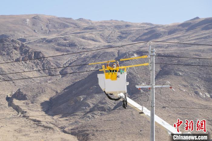 圖為11月9日，國網(wǎng)山南供電公司工作人員進(jìn)行搭火工作?！「裆?攝