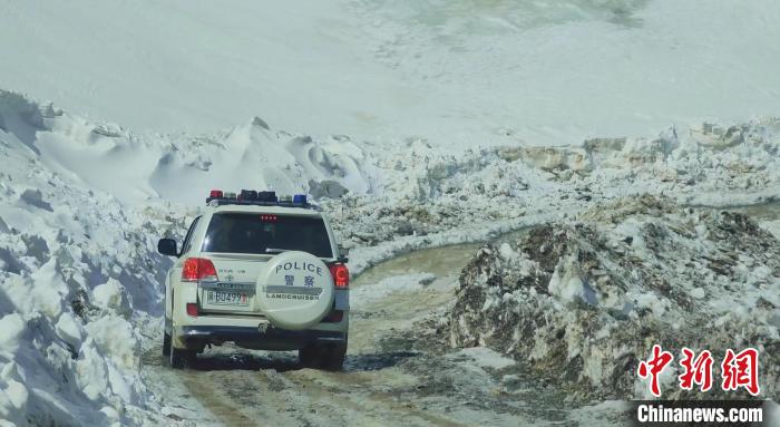 圖為邊壩縣降雪時夏貢拉山段路況?！∵厜慰h融媒體中心供圖