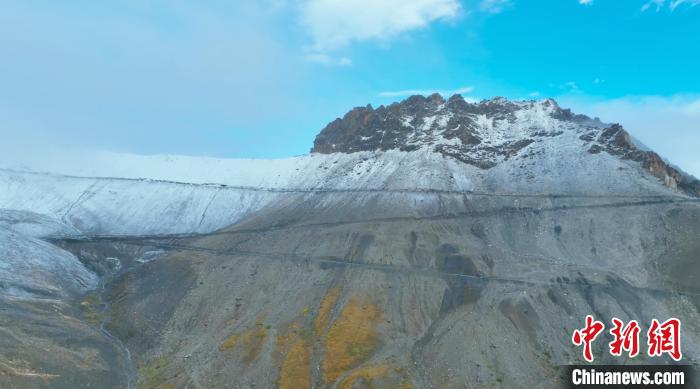 圖為邊壩縣降雪時夏貢拉山段路況?！∵厜慰h融媒體中心供圖