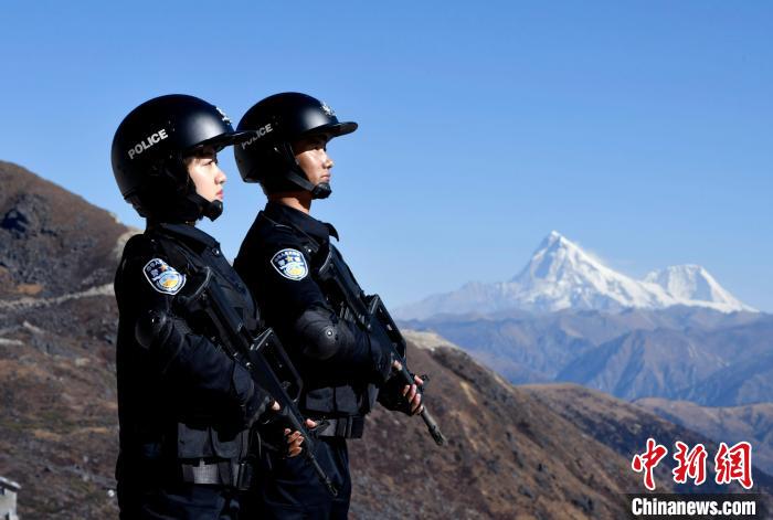 1月6日，移民警察在執(zhí)勤。　李林 攝