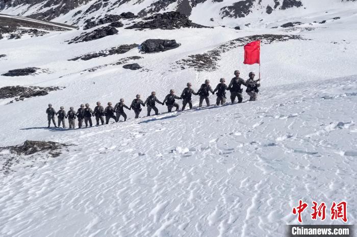 春節(jié)期間，西藏軍區(qū)山南軍分區(qū)某邊防團(tuán)官兵踏雪巡邊?！〉┰鰰x美 攝