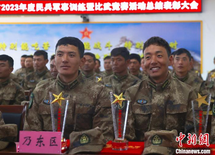 表彰大會(huì)上，獲獎(jiǎng)選手開心瞬間?！敲衫?攝