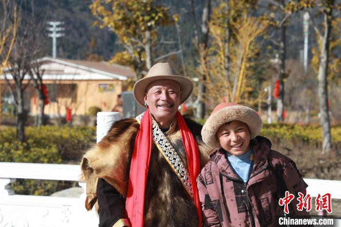 圖為林芝市巴宜區(qū)布久鄉(xiāng)仲果村村民桑杰與孫子一起參加藏歷新年活動(dòng)。　張力 攝