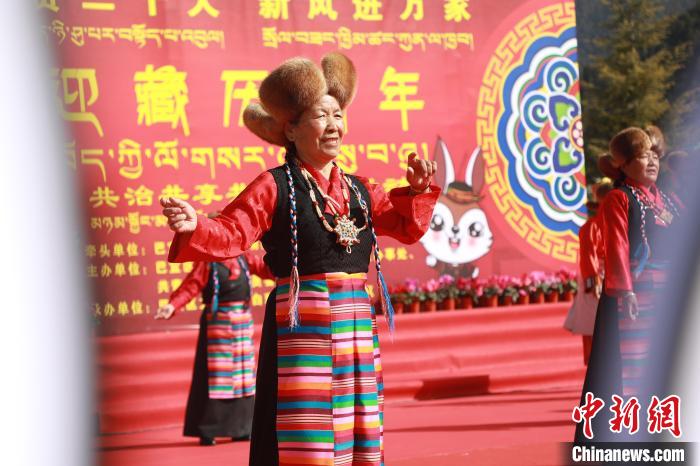 圖為藏歷新年活動(dòng)現(xiàn)場(chǎng)?！埩?攝