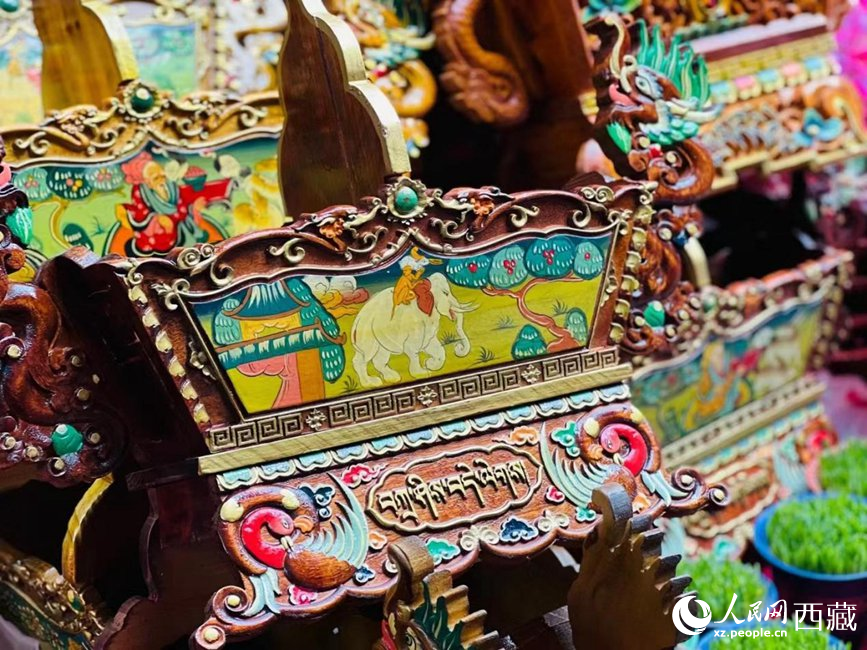 年貨市場上的切瑪盒（切瑪盒是藏歷新年吉祥物，是在精制斗型木盒中用隔板分開，分別盛入炒麥粒和糌粑，插上仔卓，象征著人壽年豐、吉祥如意）。人民網(wǎng) 次仁羅布攝