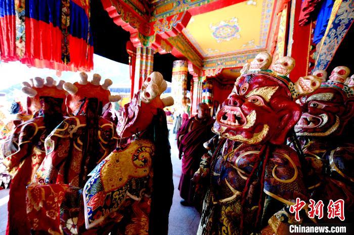 2月19日，楚布寺僧人們佩戴面具準(zhǔn)備參加跳神活動(dòng)?！±盍?攝