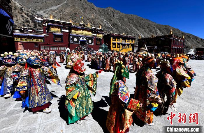 2月19日，楚布寺僧人們佩戴面具參加跳神活動(dòng)。　李林 攝