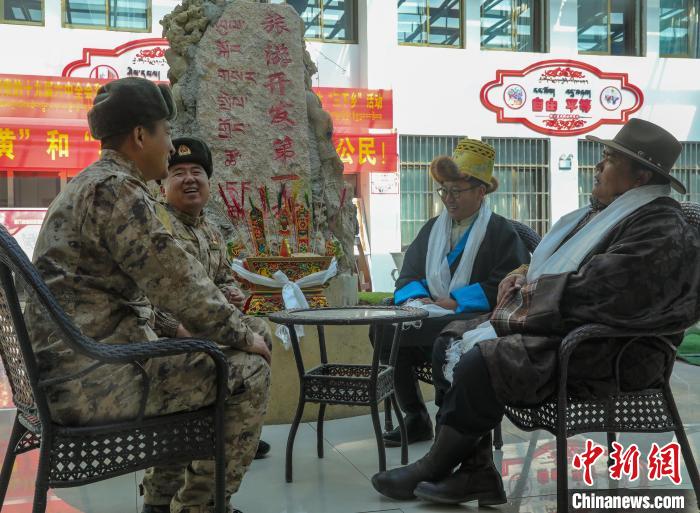 圖為阿里軍分區(qū)某邊防團(tuán)官兵與駐地群眾拉家常?！詵| 攝