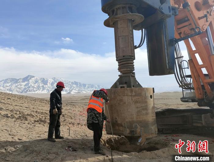 圖為施工人員檢查護(hù)筒高度?！⒁婧?攝