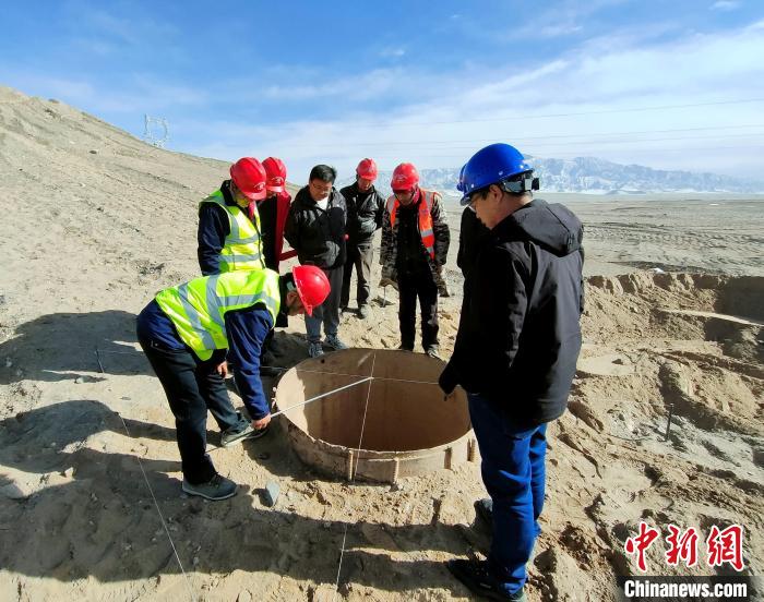 圖為施工人員檢查樁基護(hù)筒中心位置。　劉益航 攝