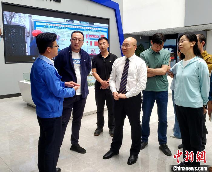 圖為全國政協(xié)委員、農(nóng)工黨青海省委主委王昆(中)在企業(yè)調(diào)研?！」鶟M福 供圖