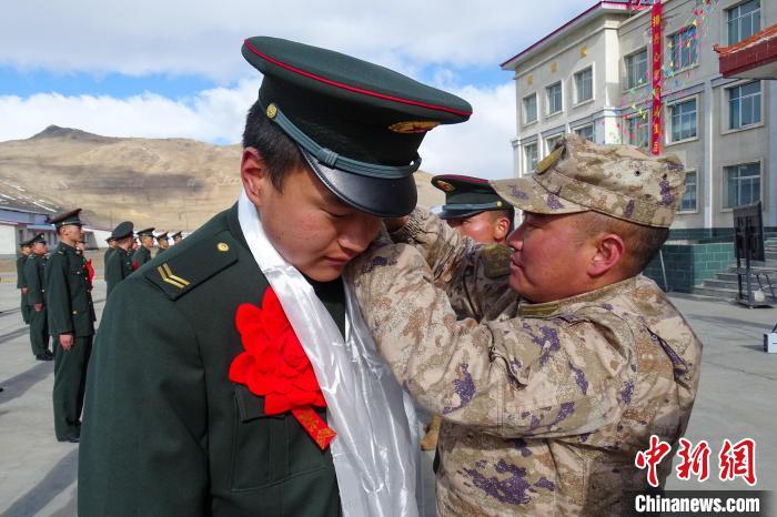 卸下軍銜等標(biāo)識?！⒖≥x 攝