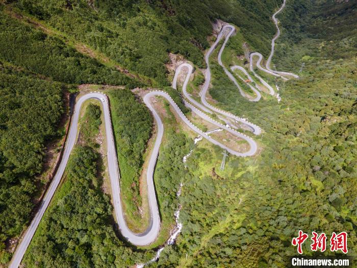 圖為西藏山南錯那縣的盤山公路，錯那縣被命名為全國“四好農(nóng)村路”示范縣?！〗w波 攝