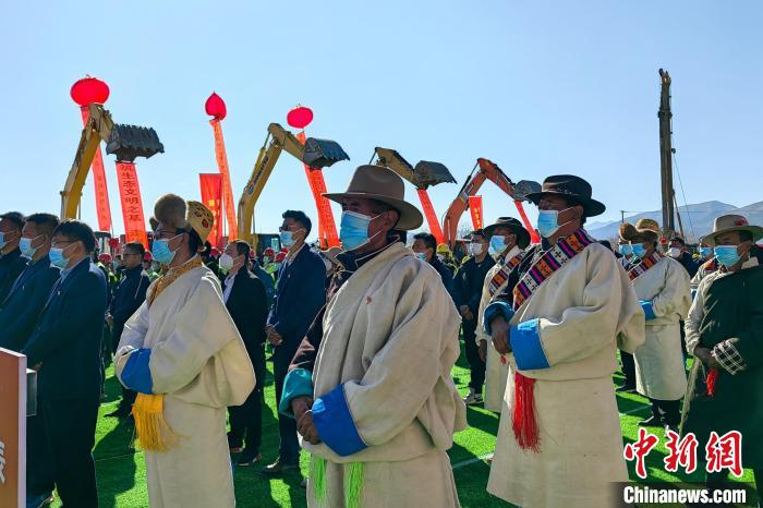 各方代表參加集中開(kāi)復(fù)工儀式?！∧岈斪扛?攝
