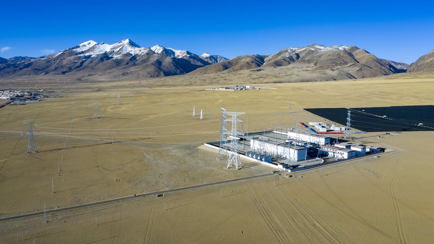 位于海拔4700多米的阿里聯(lián)網(wǎng)工程霍爾變電站。