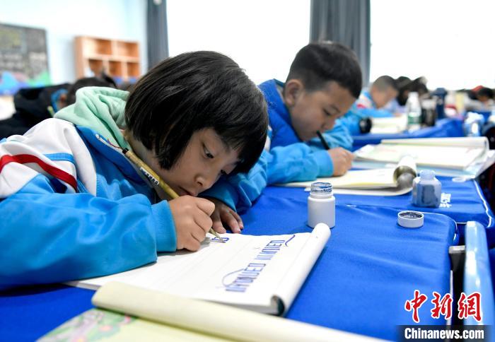 3月14日，西藏拉薩市第一小學(xué)一年級六班的學(xué)生們在藏語文課上書寫藏文?！±盍?攝