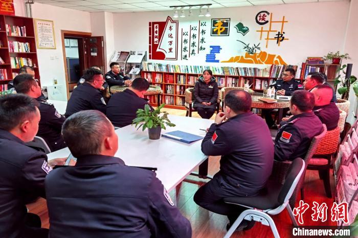 圖為亞?wèn)|出入境邊防檢查站民警與銀行業(yè)務(wù)人員進(jìn)行金融知識(shí)深入交流?！『?攝