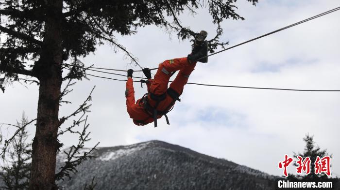 正在進(jìn)行橫渡訓(xùn)練。　西繞拉翁 攝