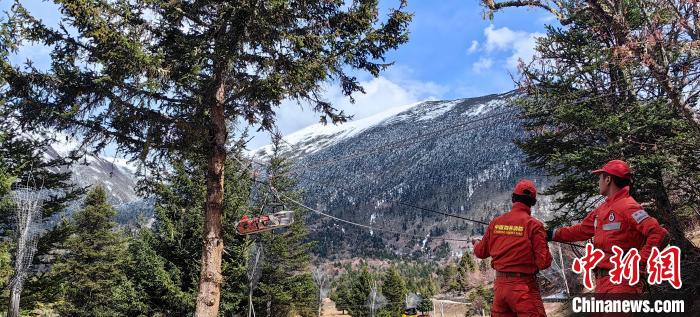 正在進(jìn)行斜向救援?！∥骼@拉翁 攝