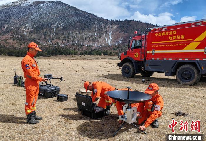 正在進(jìn)行通信通聯(lián)訓(xùn)練?！∥骼@拉翁 攝