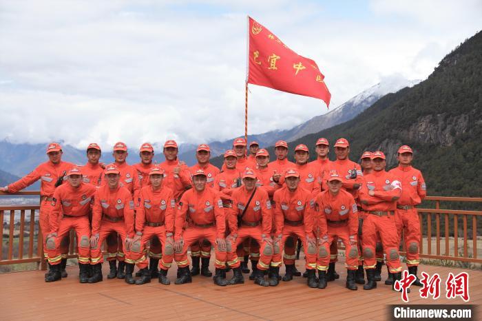 合影留念。　西繞拉翁 攝