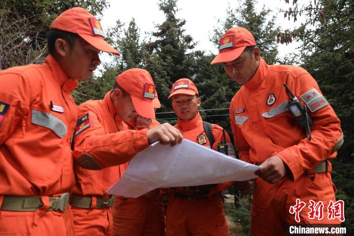 指戰(zhàn)員正在進(jìn)行地形勘察?！∥骼@拉翁 攝