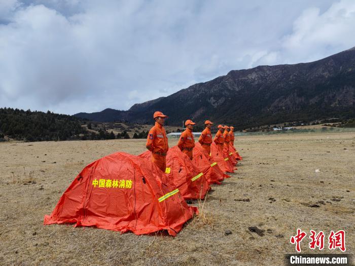 正在進(jìn)行帳篷搭設(shè)?！∥骼@拉翁 攝