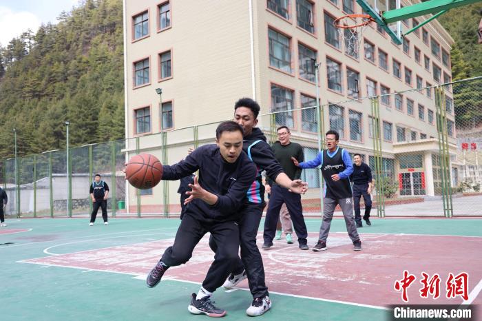 圖為亞東邊檢站民警與駐地農業(yè)銀行代表開展籃球友誼賽。　胡利媛 攝