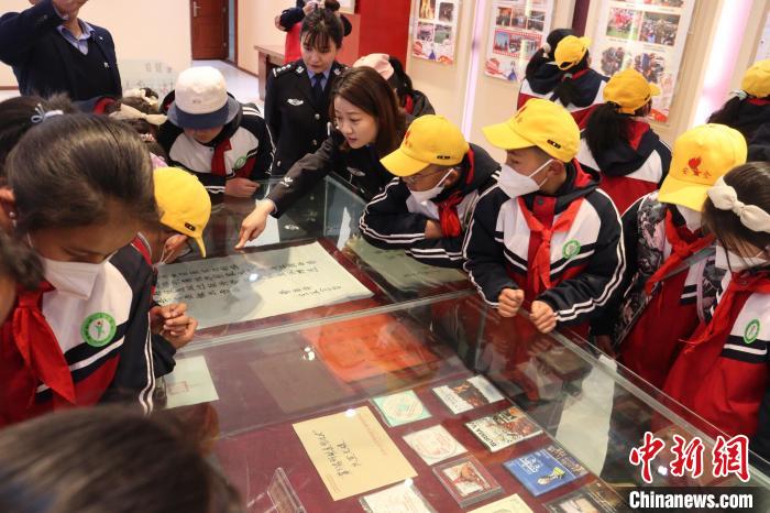 圖為亞東邊檢站民警為駐地小學生講解該站榮譽發(fā)展史?！『?攝