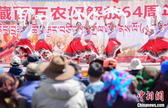 圖為墨竹工卡縣龍珠崗村，文藝演出現(xiàn)場(chǎng)?！∝暩聛?lái)松 攝